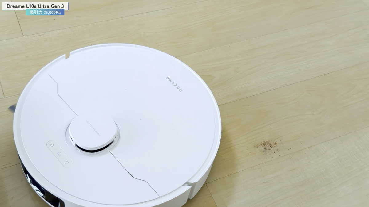 Dreame L10s Ultra Gen 3 が床のゴミを吸引するシーン