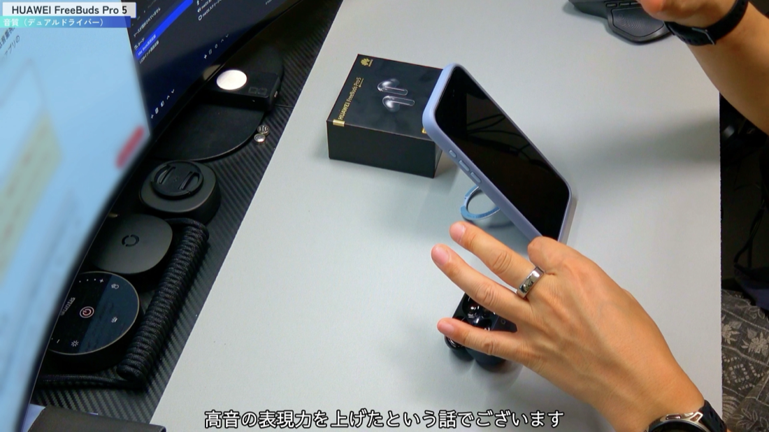 HUAWEI FreeBuds Pro 5 で音楽を再生しているシーン