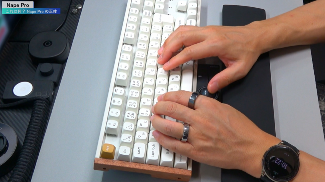 キーボードの下にNape Proを置き、ホームポジションのまま親指でトラックボールを操作する様子