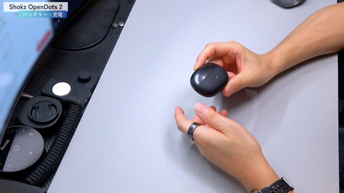 Shokz OpenDots 2の充電ケース。USB-CとQiワイヤレス充電に対応