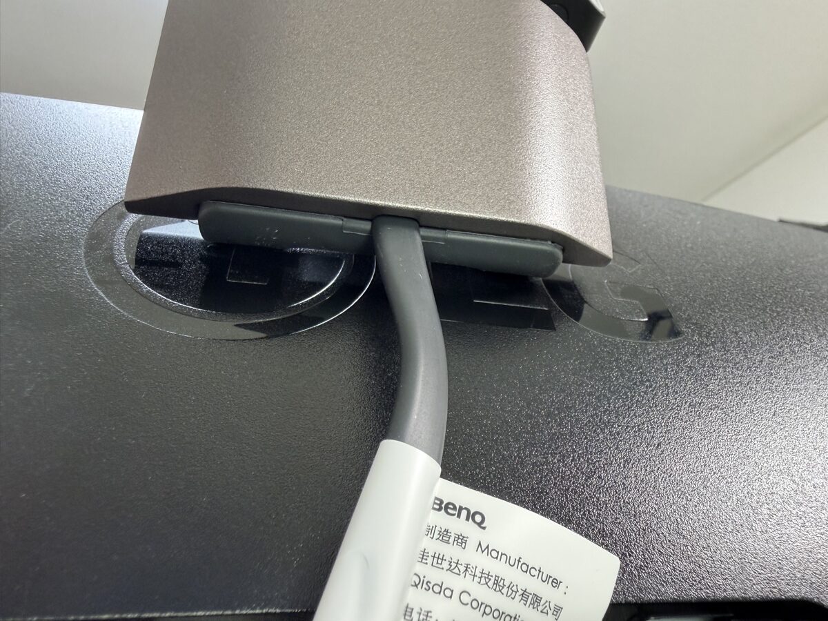 BenQ ScreenBar Halo 2 の背面から出ているケーブル。本体に直付けで脱着できない