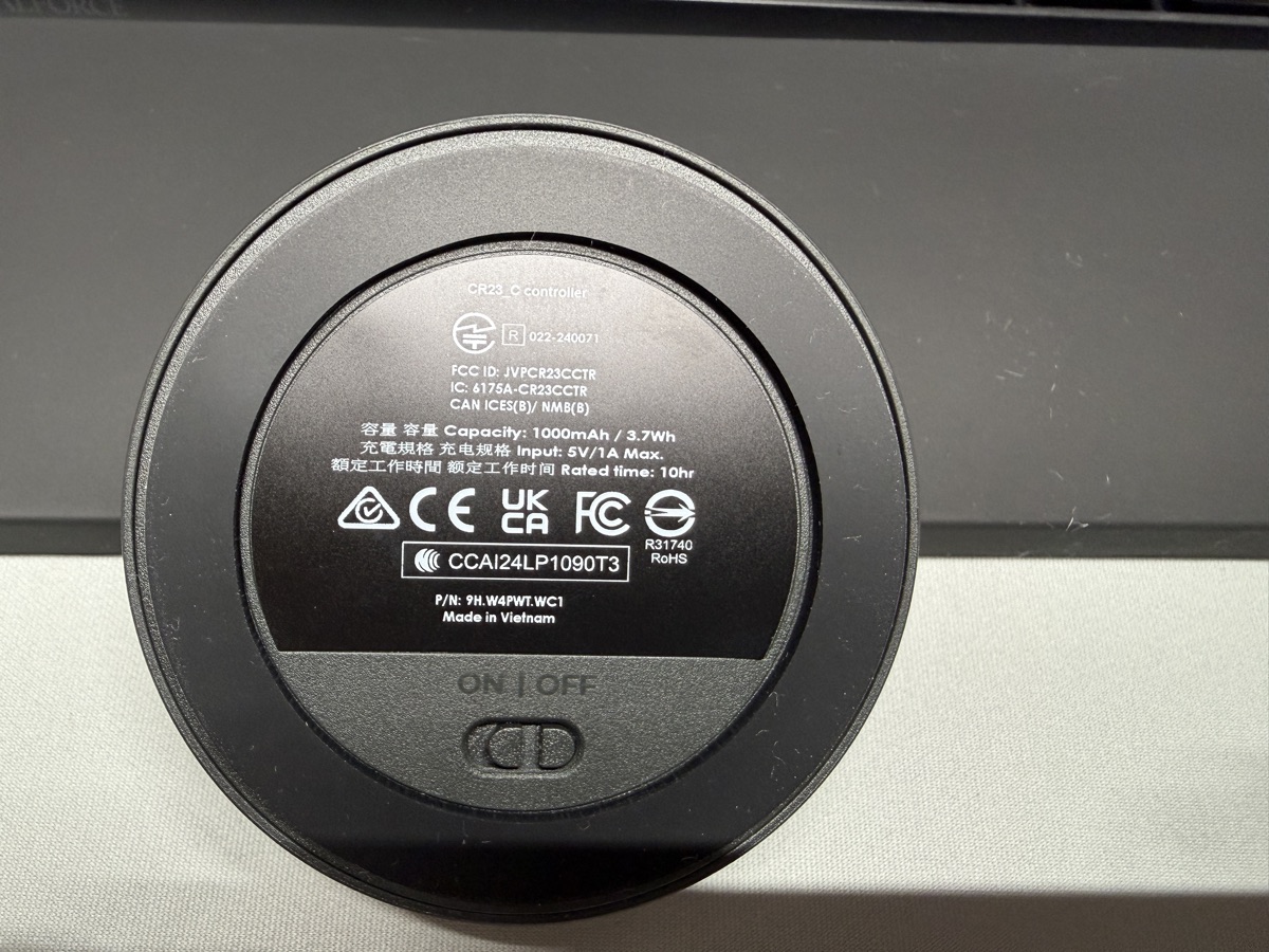 BenQ ScreenBar Halo 2 リモコンの裏面。物理の電源スイッチと各種認証表示