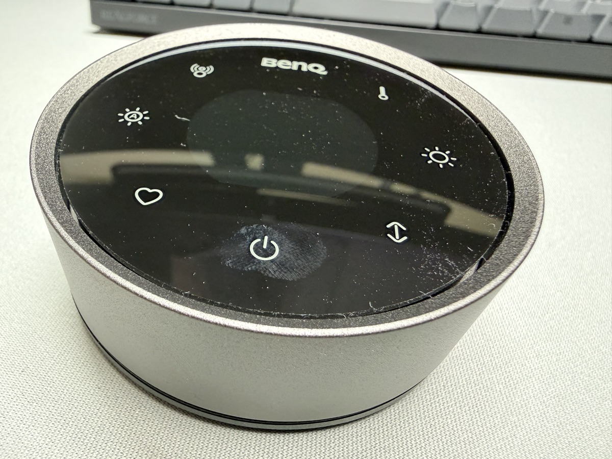 BenQ ScreenBar Halo 2 のリモコン操作面に残った指紋