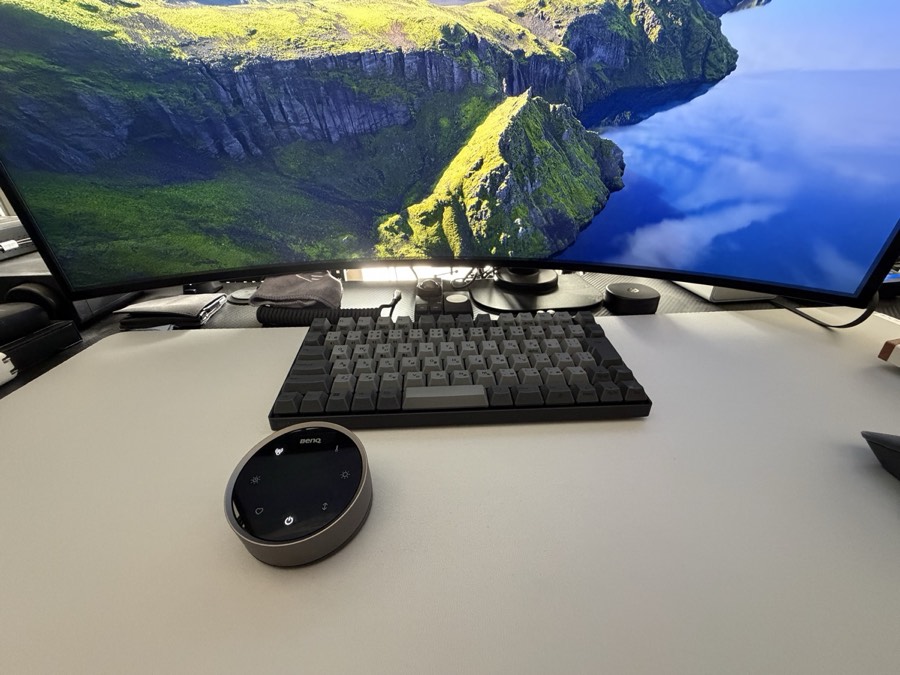 BenQ ScreenBar Halo 2 を消灯した状態のデスク