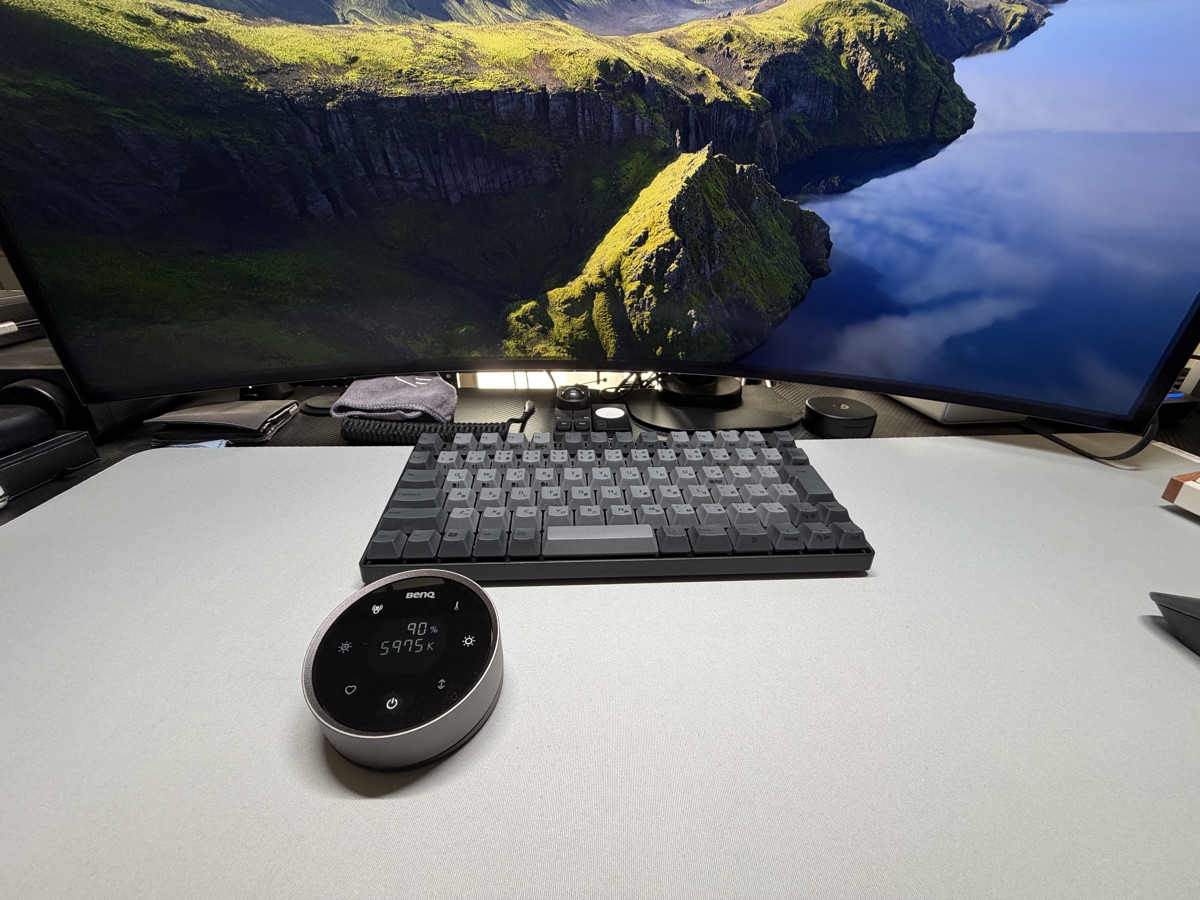 BenQ ScreenBar Halo 2 を明るさ90%・色温度5975Kで点灯した状態のデスク