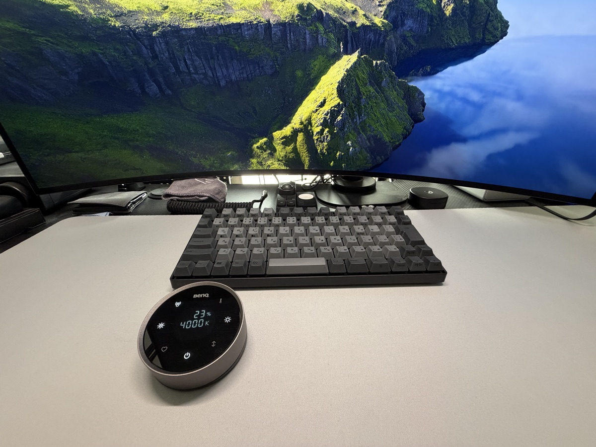 BenQ ScreenBar Halo 2 の自動調光時のデスク。リモコンには23%・4000Kと表示されている