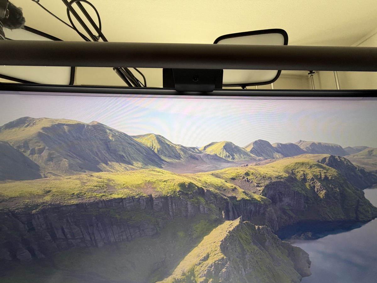 BenQ ScreenBar Halo 2 点灯中のモニター画面を正面から見たところ。映り込みがない