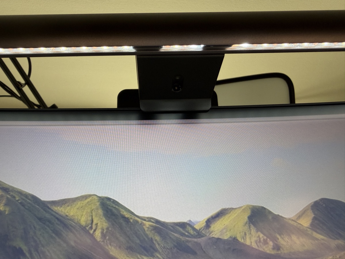 BenQ ScreenBar Halo 2 を斜め下から見上げ、LEDが直接見える角度で画面の反射を確認したところ