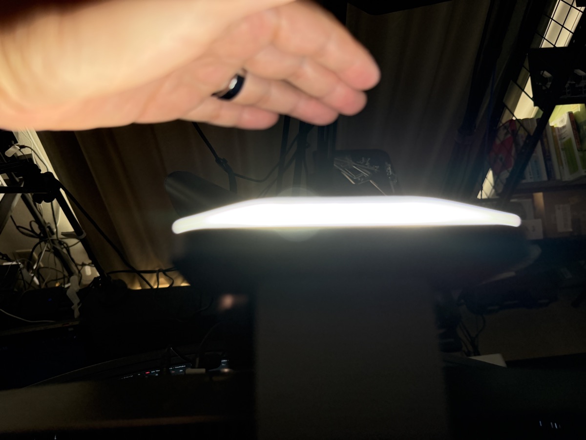 BenQ ScreenBar Halo 2 の背面ライトに手をかざして光の広がりを確認