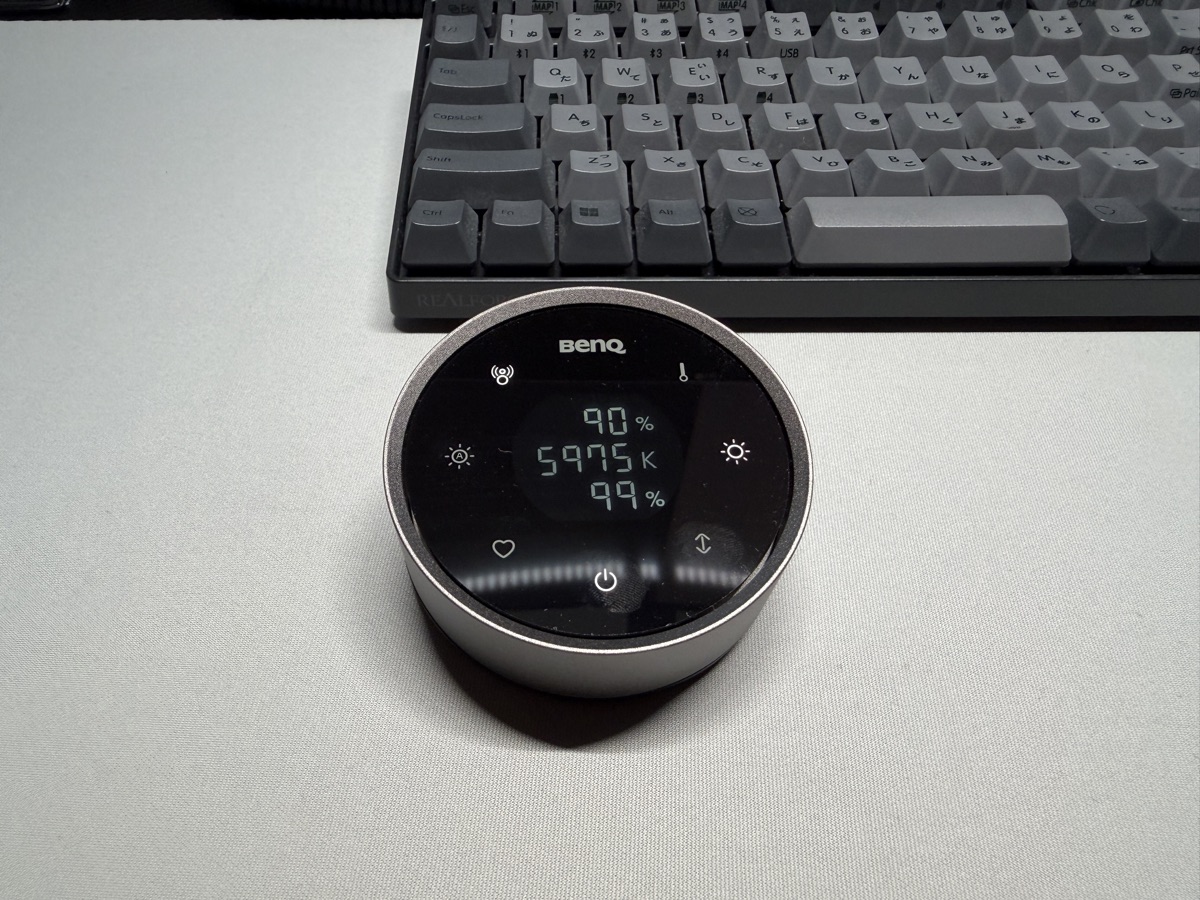 BenQ ScreenBar Halo 2 のリモコン。前面・背面の両方を点灯した状態の表示