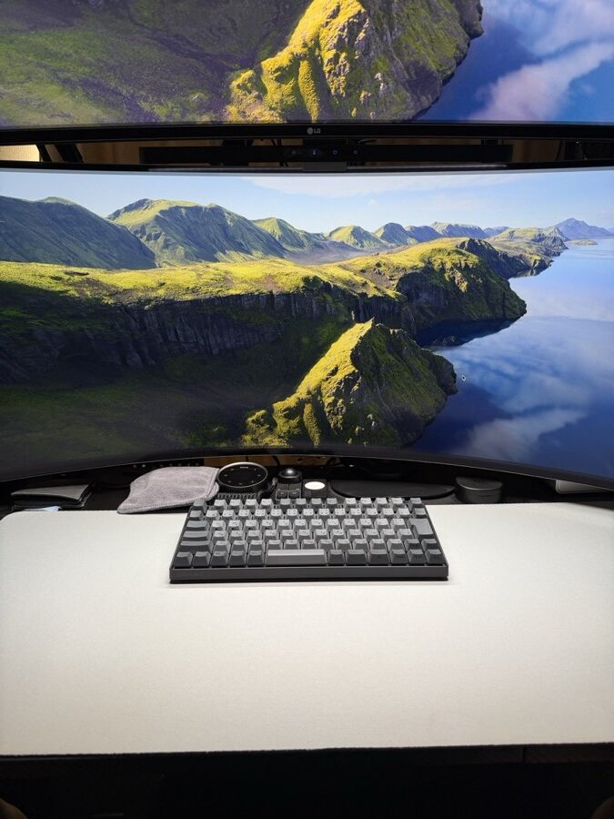 BenQ ScreenBar Halo 2 を設置したデスク全体