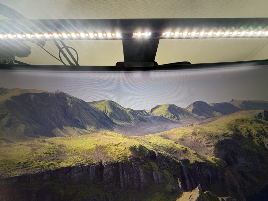BenQ ScreenBar Halo 2 のLEDを真下から覗き込んだ状態でも画面に反射が出ていない