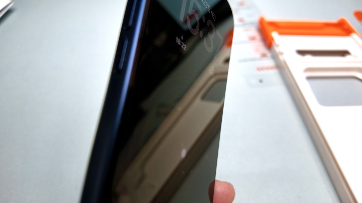 OrigArmorを貼った直後のiPhone 17 Pro Maxの画面エッジ
