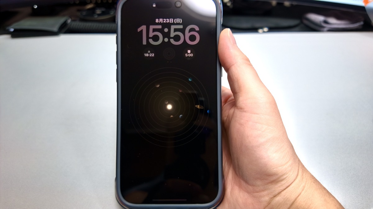 TORRAS Ostand Q3 Air Pro を装着したiPhone 17 Pro Maxを手に持ったところ