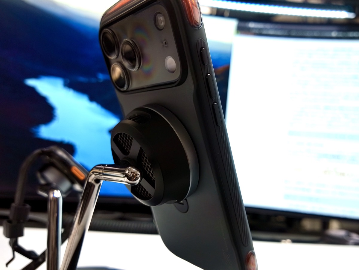 Ostand Q3 Air Pro をMagSafe対応のマグネットマウントに装着