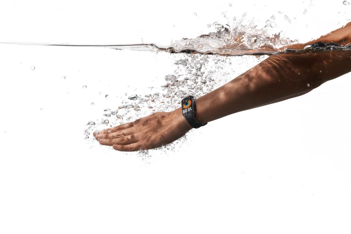 Xiaomi Smart Band 11 Activeを着けて泳ぐ腕