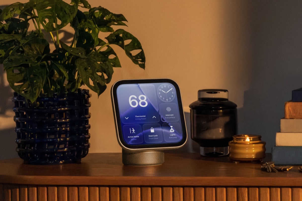 リビングの棚に置かれたApple HomeView