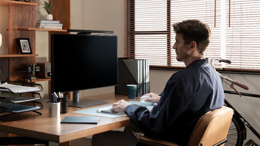 BenQ ScreenBar Proを使うデスクの様子