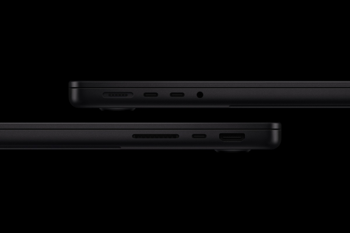 14インチMacBook Proの左右の接続ポート