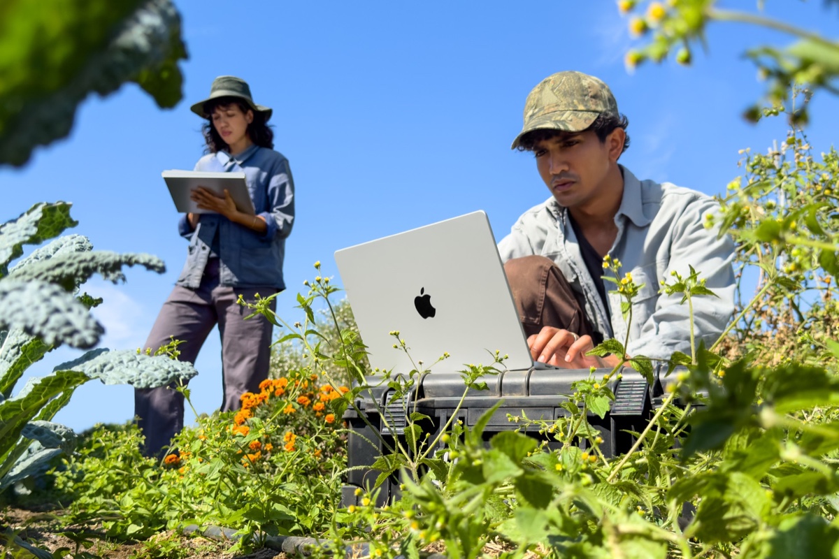 屋外で14インチMacBook Proを使う様子